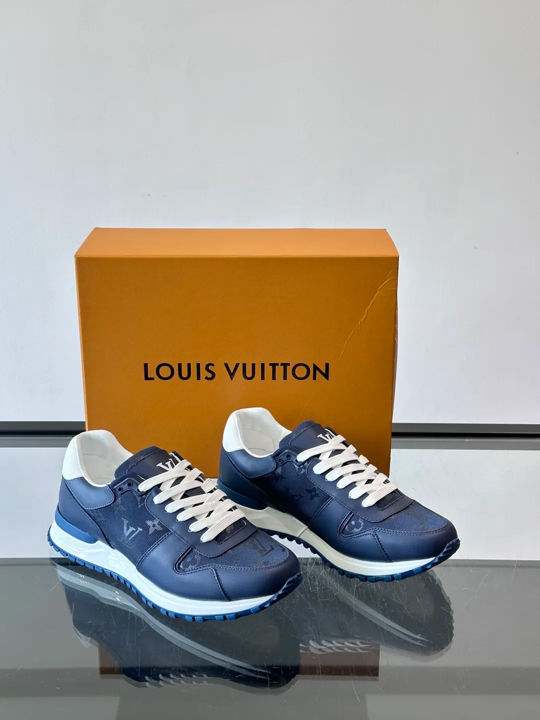 p520《＊OUIS＊UOTTO＊》Run Away men's sports shoes, first-layer cowhide + Monogram embossing, delicate texture and durable. The soles are made of foam + rubber, are light and elastic, and are comfortable to wear for a long time without tiring your feet. The tongue is long and stiff, so it is recommended to wear thick socks to improve the foot feel. The overall design is simple and versatile, and can be easily worn with jeans, casual pants, and suits. It is OK for commuting, shopping, and light exercise! The LV logo on the side of the shoe is very recognizable, and it is full of low-key luxury. It is a high-end sports shoe that is both business casual and trendy👟! size: 38-44 (45 46 customized)